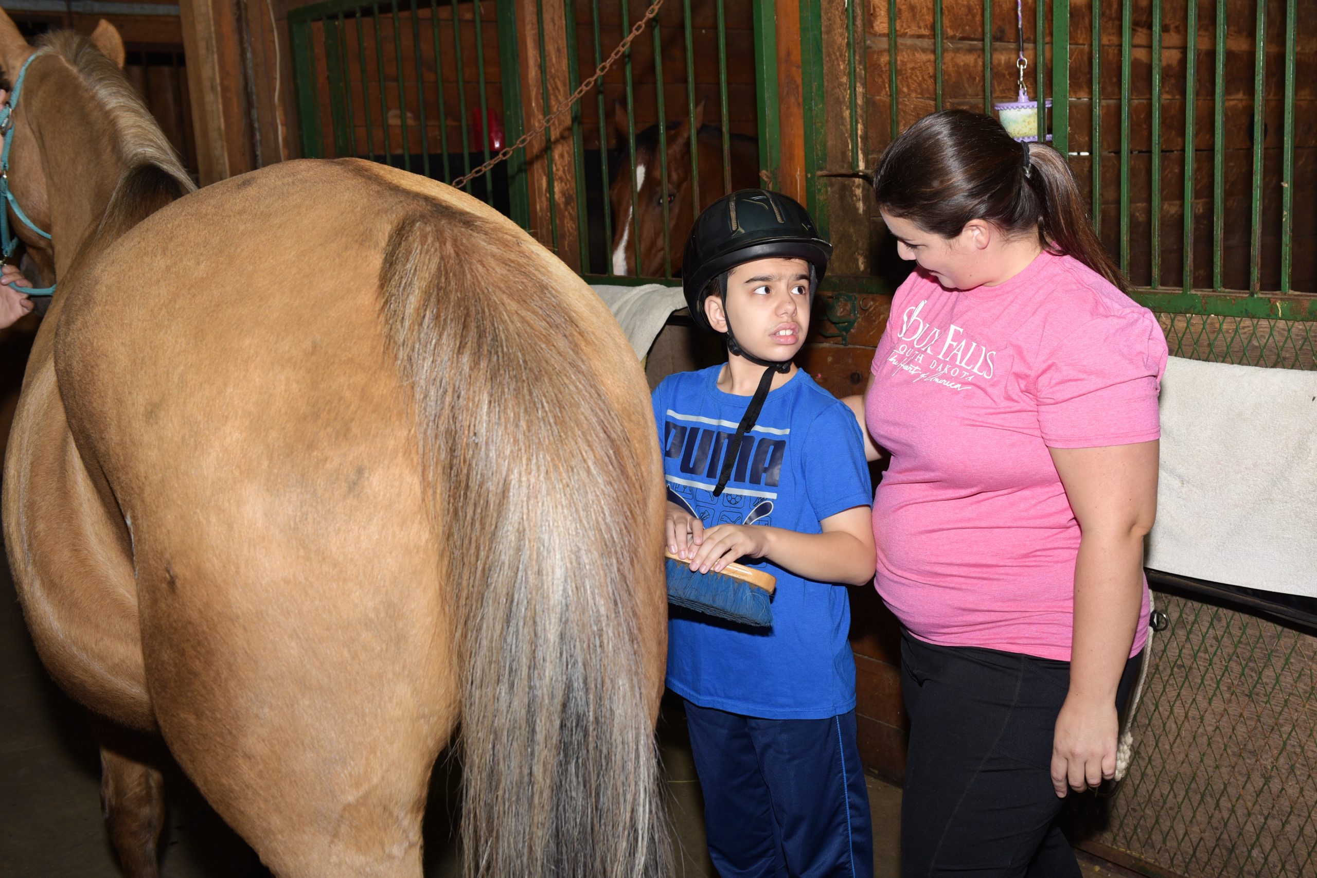 la zoothérapie avec un enfant autiste et un cheval